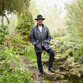 Ian Anderson (Jethro Tull) locuieste intr-o casa din secolul Xvi, cu 11 dormitoare si 15 bai