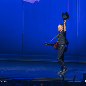 Bryan Adams, Sala Palatului